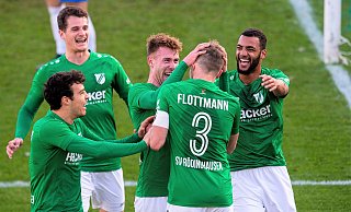 Streicheleinheiten für den Capitano: Julian Wolff (v. l.), Nico Buckmaier, Jannik Mause und Yassin Ibrahim herzen Daniel Flottmann. - Noah Wedel