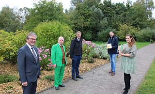Bürgermeister Michael Dreier (v. l.) freut sich gemeinsam mit Erwin Grosche, Markus Mertens, Christian Stork und Annalena Zacharias über das preisgekrönte Paderborner Naturprojekt. - Moritz Jülich