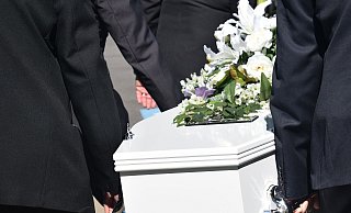 In Ostwestfalen-Lippe werden bei Beerdigungen die Sargträger knapp. - Symbolfoto/Pixabay