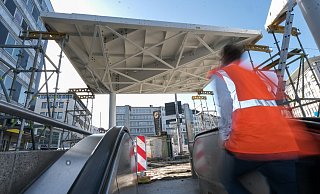 Ein erster Eindruck, wie ein Fahrgast, der aus dem Stadtbahntunnel kommt, die neuen Dächer sieht. - Foto: Andreas Zobe/NW