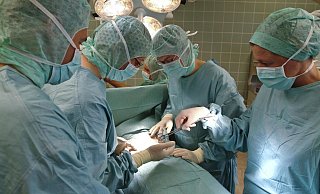 Klinikärzte sind auch in OWL dringend gesucht. Krankenhäuser werben sie sich gegenseitig ab. - picture alliance / imageBROKER