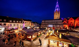 Der Weihnachtsmarkt in Paderborn läuft breits, am Wochenende öffnen weitere im Kreisgebiet ihre Türen. - Besim Mazhiqi