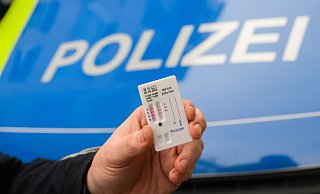 Zwei Radler sind nach Polizeiangaben unter Drogeneinfluss gegen stehende Autos gekracht. Wie sich herausstellte, waren die Räder gestohlen. Außerdem kannten sich beide offenbar aus einem Raubüberfall. - picture alliance/dpa