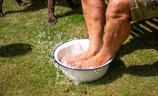 Kühlende Maßnahme: Fußbäder, Wadenwickel oder Wassersprays können bei schweren Beinen im Sommer Erleichterung bringen. - Benjamin Nolte/dpa-tmn