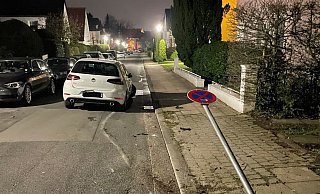 Der Golf landete nach dem Zusammenstoß mit einem Halteverbotsschild schwer beschädigt auf der Wilhelm-Raabe-Straße. - Polizei