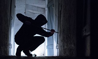 Durch Aufhebeln eines Fensters gelangten Einbrecher in ein Wohnhaus in Paderborn. In weiteren Fällen wurden die Scheiben eingeschlagen. - Themenbild: Silas Stein / picture alliance / dpa