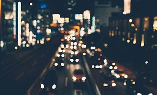Der Mann riss sich die Oberkleidung vom Leid und machte sich dann über zwei Fahrzeuge an der Brunnenstraße her. - Symbolfoto: Pixabay