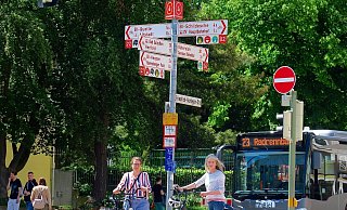 Barbara Choryan und Gabriele Weber (v.l.) an einem der neuen Knotenpunkte am Kesselbrink. - Kurt Ehmke