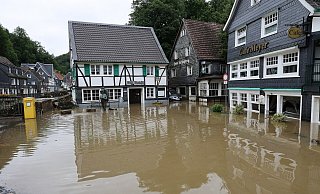 Unter Wasser: Der Solinger Ortsteil Unterburg am 15. Juli. - picture alliance / nordphoto GmBH