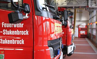 Einsatzbereit: Die Fahrzeuge der Feuerwehr in Stukenbrock stehen – auf Hochglanz poliert – in Reih und Glied. - Noah Matzat