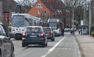 Es soll tatsächlich Autofahrer geben, die in dieser Situation rechts an den Bahnen der Linie 1 vorbei fahren. - Joerg Dieckmann
