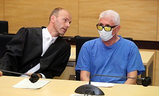 Vor dem Landgericht in Bielefeld unter Mordverdacht: Albert S. aus Pr. Oldendorf mit Anwalt Peter Rostek. - Wolfgang Rudolf