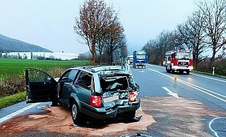 Stark beschädigt wurde dieser Pkw bei dem Zusammenstoß auf der B 482. Ausgelaufenes Öl und Benzin hat die Feuerwehr mit Bindemittel behandelt.FOTO: POLIZEI