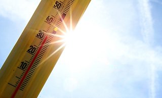 Spätestens am Donnerstag sollen die Temperaturen in OWL die 30-Grad-Marke knacken. - picture alliance