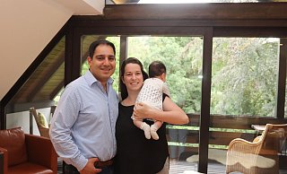 Borzoo Afshar mit Ehefrau Anna Maria und Sohn Karl-Kourosh im Wohnzimmer mit Blick auf den Garten. - Dirk Windmöller