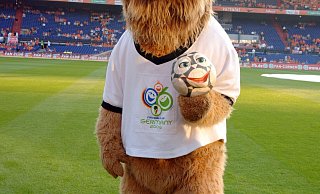 Das neue Maskottchen für die Heim-Europameisterschaft 2024 ist Medieninformationen zufolge ein Bär mit Hose. - Bernd Weißbrod/dpa