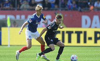  Tom Alexander Rothe (Kiel, l.) und Paderborns Marcel Hoffmeier im Duell um den Ball.  - dpa