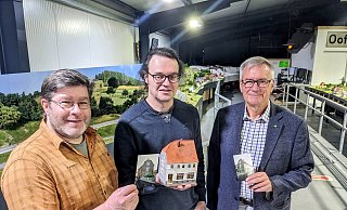 Modellbundesbahn-Betreiber Norbert Siekmann und Karl Fischer mit Hausnachfahre Reinhold Schier. - Burkhard Battran