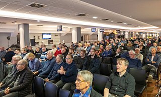 Nur etwas mehr als 200 Mitglieder waren zur JHV bei Arminia Bielefeld erschienen. Ein möglicher Schluss daraus: Der überwiegende Teil der Mitglieder ist trotz vehementer Kritik Einzelner mit der Arbeit von Geschäftsführung und Klubgremien zufrieden. - Oliver Krato