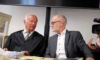 Der Gynäkologe Joachim Volz (r.) mit seinem Anwalt Till Müller-Heidelberg bei der ersten Verhandlung vor dem Arbeitsgericht Hamm am 8. August in Lippstadt. - picture alliance/dpa