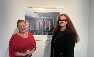 Alexandra Sucrow, Voristzenden des Kunstvereins Paderborn und Künstlerin Claudia Grünig. - Jule Prietzel