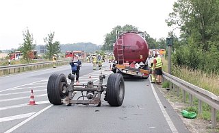 Dem Fahrer des Gefahrguttransports war es trotz der abgerissenen Achse noch gelungen sein Fahrzeug kontrolliert zu stoppen. - Polizei Höxter