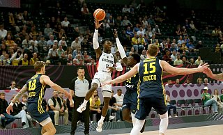Dirigierte das Spiel: Dennis Schröder. - Matthias Stickel/dpa