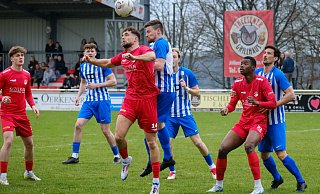 Die rotgekleideten Theesener Dominik Sander (v.l.), Iven Sielemann im Kopfballduell und Soufian Kaba verpassten gegen den FC Bad Oeynhausen einen Heimsieg. - Andreas Zobe