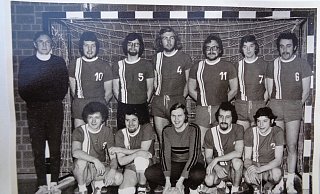 Lang, lang ist’s her: Die Mannschaft des CVJM Eidinghausen aus dem Jahr 1974. Ihr gehörten Kurt Kienapfel (hintere Reihe von links), Wolfgang Vette, Karl-Heinz Stühmeier, Ulli Berk, Bernhard Bieber, Walter Bernsmeier, Willi Krone sowie Gerd Krone (vordere Reihe von links), Dieter Pützfeld, Jürgen Kalwa, Friedhelm Krone und Günter Müller an. - Repro: Dirk Kröger