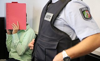 Die Angeklagte Susanne O., hier beim Prozessauftakt, schweigt bisher zu den Vorwürfen gegen sie. - Holger Kosbab (Archiv)