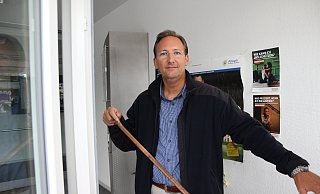 Heiko Schäfer zeigt, wie sich ein Fenster in Sekunden mit einer Brechstange öffnen lässt - Jan-Henrik Gerdener