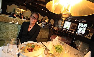 Internationale Gerichte bei urigem Charme: Nadine Kampwerth, Restaurantmanagerin der Klosterpforte, im hauseigenen Restaurant Klosterstübchen. - Tobias Schreiner