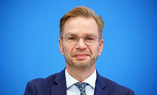 Holznagel forderte, die Zahl neuer Verbeamtungen auf ein Minimum und ausschließlich auf die hoheitlichen Kernbereiche zu beschränken – bei der Polizei, in der Finanzverwaltung und in der Justiz. (Archivbild) - Joerg Carstensen/dpa