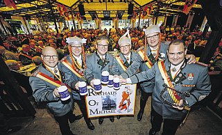 Auf das „Rathaus Of Michael" stoßen an Königsträßer-Hauptmann Andreas Kneer (v.l.) und die wackeren Gallier Majestetix Ralf Brinkmann), Julius Cäsar (Michael Dreier), Asterix (Thomas Spieker), Obelix (Bernd Zengerling) und Troubadix ( Christian Nolden). - Besim Mazhiqi