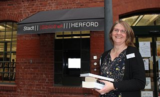 Bibliotheksleiterin Petra Beck freut sich über die Markise über der vollautomatischen Rückgabe der Stadtbibliothek. - Eike J. Horstmann