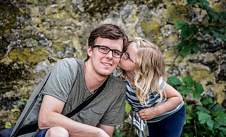 Felix Boche (27) verbringt aktuell viel Zeit mit Tochter Mila (5) in der Natur. Die Vatertags-Wanderung fällt aus. - privat
