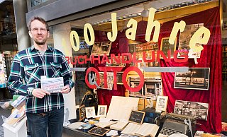 Aus Anlass des einjundertjährigen Bestehens der Buchhandlung Otto hat Inhaber Wolf-Dieter Otto ein besonderes Jubiläumsschaufenster gestaltet. - Ralf Bittner