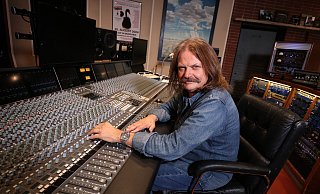 Schätzt die Freiheit, machen zu können, was er möchte: Leslie Mandoki, Musiker und Produzent, hier am Mischpult im Tonstudio seiner Produktionsfirma Red Rock Production. - picture alliance/dpa