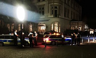 Erst provoziert nur einer - dann schlagen 15 Jugendliche das Pärchen zusammen.  - Jens Reichenbach (Archiv)