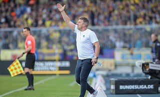 Trainer Lukas Kwasniok gibt sich mit seinem SC Paderborn noch lange nicht im Aufstiegskampf geschlagen. - picture alliance / Foto Huebner