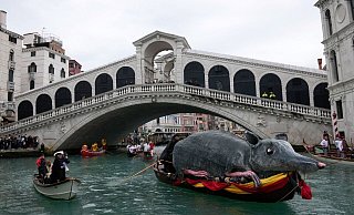 Der Karneval von Venedig in der historischen Lagunenstadt zieht Menschen aus der ganzen Welt an. - Antonio Calanni/AP/dpa