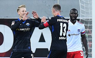 Chris Führich (l.), der hier mit Teamkollege Sebastian Schonlau abklatscht, schoss im Hinspiel gegen den HSV sein erstes Zweitligator und schnürte gleich einen Doppelpack. Das ärgerte HSV-Innenverteidiger Stephan Ambrosius (r.). - picture alliance
