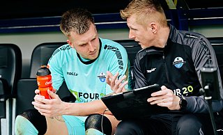 Nico Burchert (r.) musste sich zuletzt auf sitzende Tätigkeiten beschränken. Hier bespricht er sich beim Heimspiel gegen Karlsruhe mit Stammkeeper Pelle Boevink. Nun steht Paderborns Torwarttrainer wieder auf dem Trainingsplatz. - Besim Mazhiqi