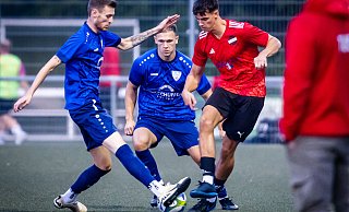 Manuel Ptoszek (r.) und sein TuS Ost spielen wieder in der Kreisliga A. Dort gibt es – wie hier beim Kreispokal 2024 – ein Wiedersehen mit den Jöllenbeckern Marc Milse (l.) und Nico-Jerome Hofbüker. - Sarah Jonek Manuel Ptoszek (r.) und sein TuS Ost spielen wieder in der Kreisliga A. Dort gibt es – wie hier beim Kreispokal 2024 – ein Wiedersehen mit den Jöllenbeckern Marc Milse (l.) und Nico-Jerome Hofbüker. - Sarah Jonek