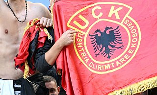 Im Fanblock der Albaner tauchten Flaggen der UCK, einer ultranationalistischen Miliz, auf. - dpa