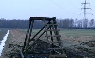 In Blasheim: Vom Hochsitz im Feldweg an der Bruchstraße?sind nur die verkohlten Reste übrig. - Polizei