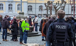 Am Sonntag, 5. Dezember, kamen rund 100 Menschen zur Kundgebung vor dem Rathaus zusammen. - Susanne Barth