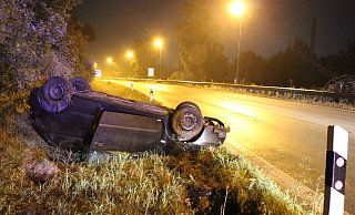 Ende der Fahrt: Der Seat landete nach dem Überschlag auf dem Dach neben der Auffahrt zum Ostwestfalendamm. - Polizei