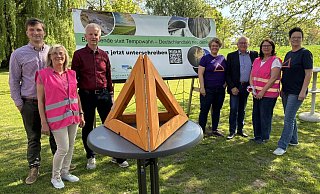 Unterstützen eine Petition zur Überprüfung des Deutschlandtakts: Matthias Lampenscherf (WLV Lippe), Marlies Witte (Landfrauen Lippe), Hermann Dedert (WLV-Kreisvorsitzender), Stefanie Rothenstein (Widuland, 2. Vors.), Jens Köster (Vors. Widuland) und Sarah Brodowski (Sprecherin Widuland und Landfrau, v.l.). - Matthias Bungeroth Unterstützen eine Petition zur Überprüfung des Deutschlandtakts: Matthias Lampenscherf (WLV Lippe), Marlies Witte (Landfrauen Lippe), Hermann Dedert (WLV-Kreisvorsitzender), Stefanie Rothenstein (Widuland, 2. Vors.), Jens Köster (Vors. Widuland) und Sarah Brodowski (Sprecherin Widuland und Landfrau, v.l.). - Matthias Bungeroth