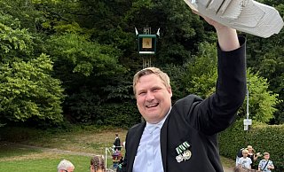 Christoph Neesen lässt sich als König in Büren feiern. - Johannes Büttner